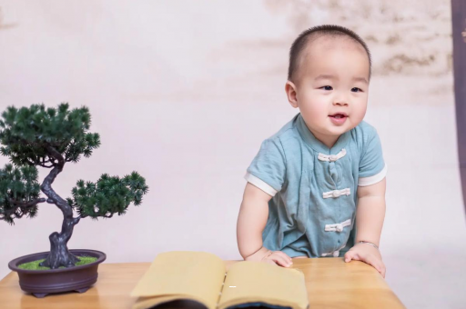 借卵生子咨询宝宝脸上小白点